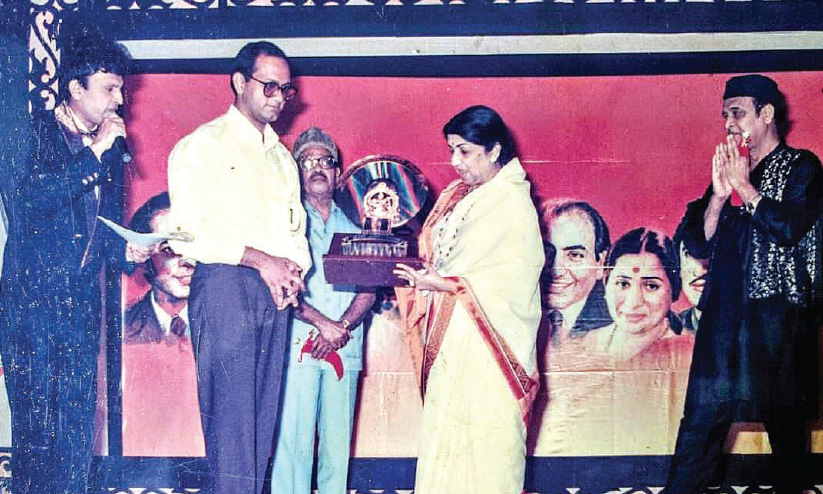 മേരി ആവാസ് സുനോ പുരസ്കാരത്തിൽ ഇന്നും മായാതെയുണ്ട് ലതാജിയുടെ കൈയൊപ്പ് മേരി ആവാസ് സുനോ പുരസ്കാരത്തിൽ ഇന്നും മായാതെയുണ്ട് ലതാജിയുടെ കൈയൊപ്പ്