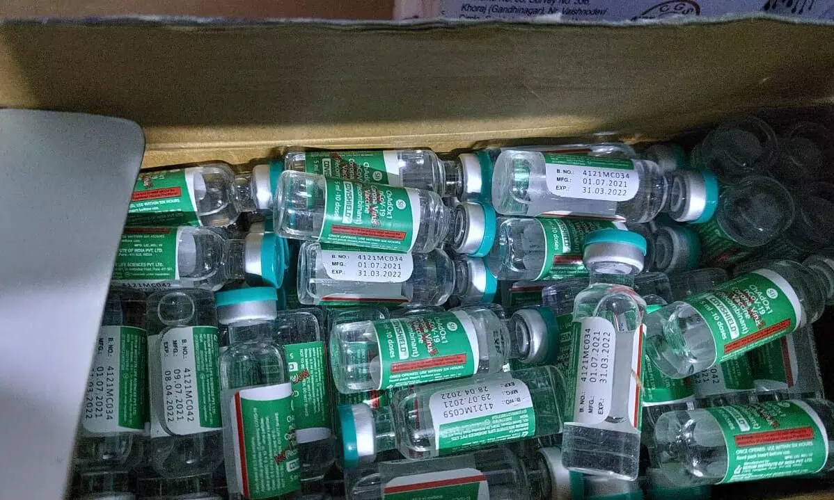 ഒഴിഞ്ഞ കോവിഡ് വാക്സിൻ കുപ്പികളിൽ വെള്ളം നിറച്ച് വിൽപന; പിടിച്ചെടുത്തത് 4 കോടിയുടെ വ്യാജ വാക്സിനുകളും പരിശോധന കിറ്റുകളും ഒഴിഞ്ഞ കോവിഡ് വാക്സിൻ കുപ്പികളിൽ വെള്ളം നിറച്ച് വിൽപന; പിടിച്ചെടുത്തത് 4 കോടിയുടെ വ്യാജ വാക്സിനുകളും പരിശോധന കിറ്റുകളും