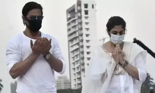 ലതാ മങ്കേഷ്കറുടെ ഭൗതികദേഹത്തിന് മുന്നിൽ ദുആ ചെയ്ത് ഷാരൂഖ് ഖാൻ; വെറുപ്പുമായി ഹിന്ദുത്വ തീവ്രവാദികൾ ലതാ മങ്കേഷ്കറുടെ ഭൗതികദേഹത്തിന് മുന്നിൽ ദുആ ചെയ്ത് ഷാരൂഖ് ഖാൻ; വെറുപ്പുമായി ഹിന്ദുത്വ തീവ്രവാദികൾ