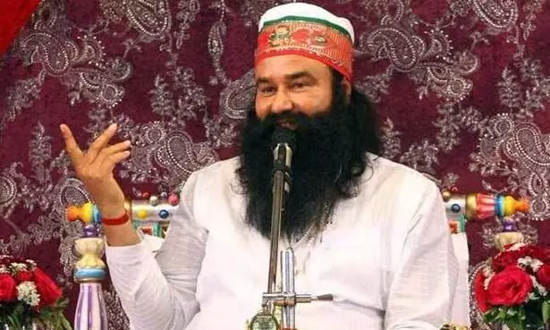 ബലാത്സംഗ കേസിൽ ജയിലിൽ കഴിയുന്ന ആൾദൈവം ഗുർമീത് റാം റഹിം സിങിന് പരോൾ ബലാത്സംഗ കേസിൽ ജയിലിൽ കഴിയുന്ന ആൾദൈവം ഗുർമീത് റാം റഹിം സിങിന് പരോൾ