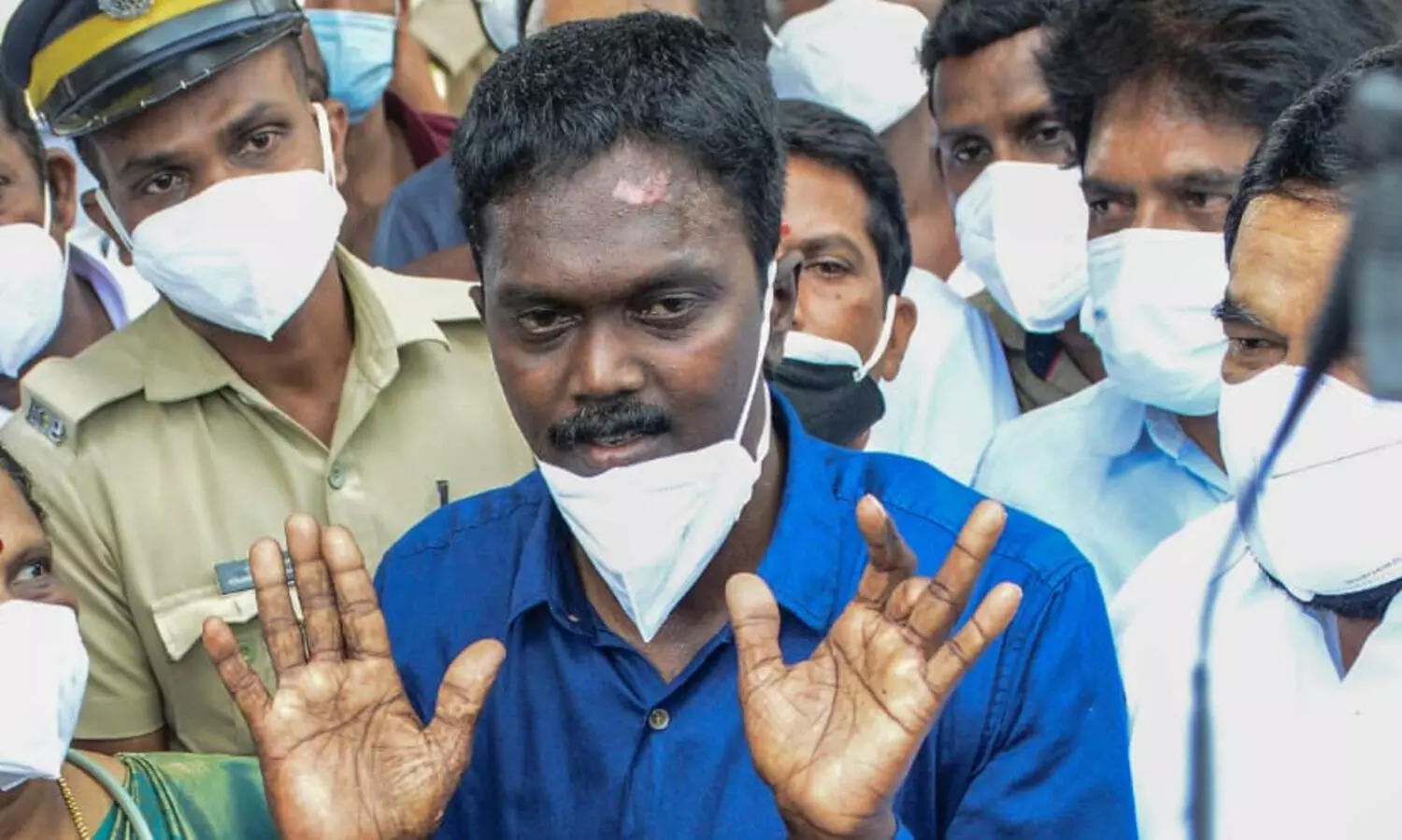 വ​നം വ​കു​പ്പ് ഉ​ദ്യോ​ഗ​സ്ഥ​ൻ സ​മൂ​ഹ മാ​ധ്യ​മ​ങ്ങ​ളി​ലൂ​ടെ ആ​ക്ഷേ​പി​ച്ചെന്ന് വാവാ സുരേഷ്