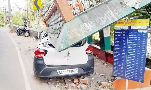 ബസ്​ സ്​റ്റോപ്പ്​ തകർന്ന് കാറിന് മുകളിൽ; ഡ്രൈവർ രക്ഷപ്പെട്ടത് തലനാരിഴക്ക്