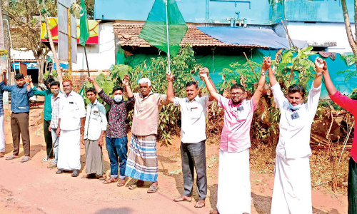 Mannur Pallippadi road dilapidated Locals on strike