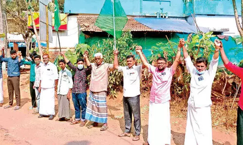 Mannur Pallippadi road dilapidated Locals on strike
