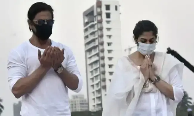 ലതാ മ​ങ്കേഷ്കറുടെ ഭൗതികദേഹത്തിന് മുന്നിൽ ദുആ ചെയ്ത് ഷാരൂഖ് ഖാൻ; വെറുപ്പുമായി ഹിന്ദുത്വ തീവ്രവാദികൾ