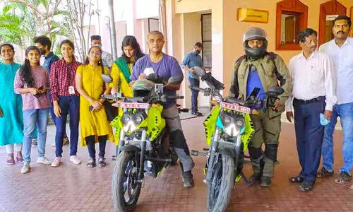 പുതുതലമുറക്ക്​ വൈദ്യുതി വാഹനങ്ങൾ; സന്ദേശവുമായി രണ്ടംഗ സംഘം