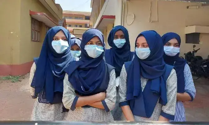 കർണാടകയിൽ ഹിജാബ് ധരിച്ച പെൺകുട്ടികൾക്ക് പ്രത്യേക ക്ലാസ് മുറി; പക്ഷേ പഠിപ്പിക്കില്ല