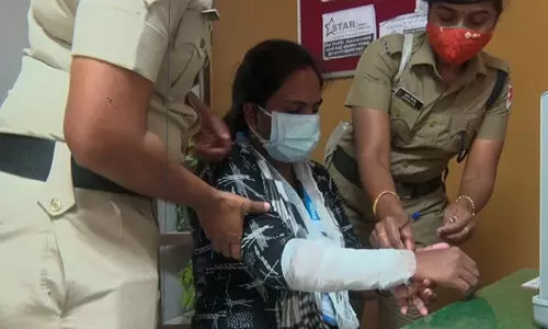 വനിത സ്റ്റേഷൻ മാസ്റ്ററെ ട്രെയിനിൽ ആക്രമിച്ച് സ്വർണം കവർന്നു; തടയാൻ ശ്രമിക്കുന്നതിനിടെ വീണ് കൈയൊടിഞ്ഞു