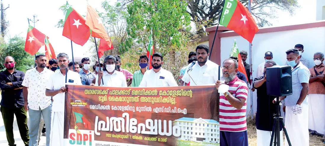 പാലക്കാട് മെഡിക്കൽ കോളജിനെ തകർക്കാൻ ശ്രമിക്കുന്നവർ സർക്കാറിന് കീഴിലെ സംവരണ വിരുദ്ധർ