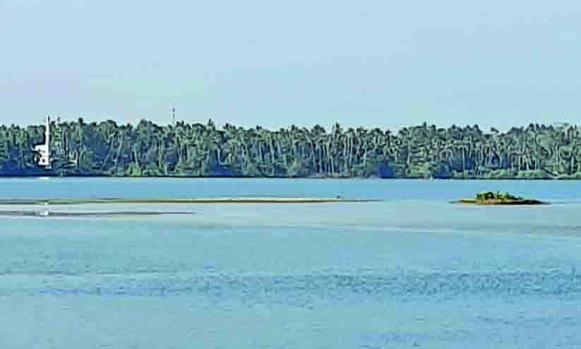 അപകടമൊളിപ്പിച്ച്​ കായലിന്​ നടുവിൽ മണൽപ്പരപ്പുകൾ