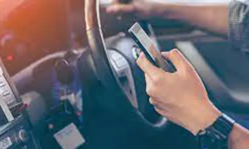 ഡ്രൈ​വി​ങ്ങി​നി​ടെ മൊ​ബൈ​ൽ ഉ​പ​യോ​ഗം: മു​ന്ന​റി​യി​പ്പു​മാ​യി​ അ​ബൂ​ദ​ബി പൊ​ലീ​സ്