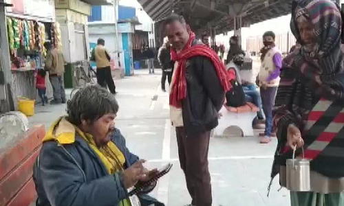 കൈയിൽ പണമില്ലേ? ക്യൂ.ആർ കോഡ് വഴി പണമയച്ചോളൂ: വൈറലായി മോദി ആരാധകനായ ഡിജിറ്റൽ യാചകന്റെ വീഡിയോ