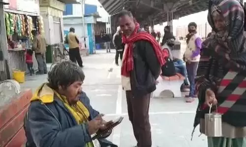 കൈയിൽ പണമില്ലേ? ക്യൂ.ആർ കോഡ് വഴി പണമയച്ചോളൂ: വൈറലായി മോദി ആരാധകനായ ഡിജിറ്റൽ യാചകന്റെ വീഡിയോ