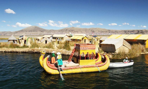 തടാകത്തിലെ ജലപ്പരപ്പിൽ പുല്ല് അടുക്കി അതിന്മേൽ വീട് നിർമിക്കുന്നവർ