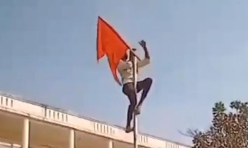 ശിരോവസ്ത്ര വിവാദം: കോളജിൽ ദേശീയപതാക ഉയർത്തുന്ന കൊടിമരത്തിൽ കാവിക്കൊടി ഉയർത്തി