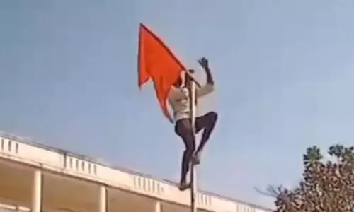 ശിരോവസ്ത്ര വിവാദം: കോളജിൽ ദേശീയപതാക ഉയർത്തുന്ന കൊടിമരത്തിൽ കാവിക്കൊടി ഉയർത്തി