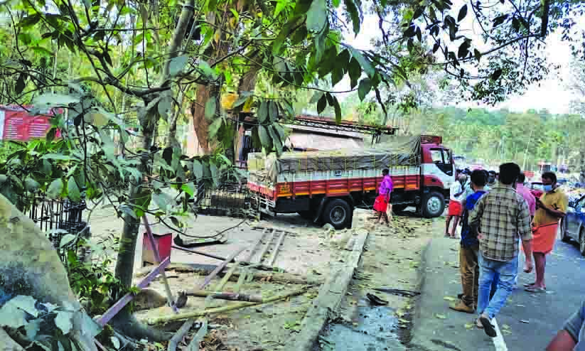 അപകടം പതിയിരിപ്പാലം അപകടം പതിയിരിപ്പാലം