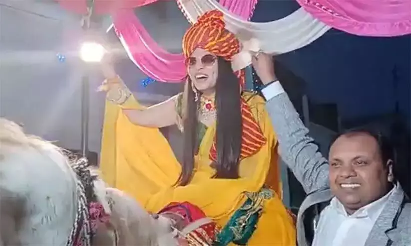 കൈയിൽ വാളുമേന്തി കുതിരപ്പുറത്ത് വധു; സ്റ്റീരിയോടൈപ്പുകൾ തകർത്ത് ഒരു വിവാഹം കൈയിൽ വാളുമേന്തി കുതിരപ്പുറത്ത് വധു; സ്റ്റീരിയോടൈപ്പുകൾ തകർത്ത് ഒരു വിവാഹം