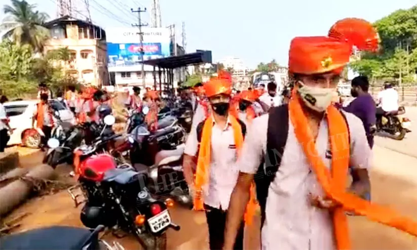 ഹിജാബ് വിലക്ക്: കല്ലും കത്തിയും നൽകി വിദ്യാർഥികളെ ബി.ജെ.പി സർക്കാർ പോരടിപ്പിക്കുന്നു -രൺദീപ് സിങ് സുർജേവാല ഹിജാബ് വിലക്ക്: കല്ലും കത്തിയും നൽകി വിദ്യാർഥികളെ ബി.ജെ.പി സർക്കാർ പോരടിപ്പിക്കുന്നു -രൺദീപ് സിങ് സുർജേവാല