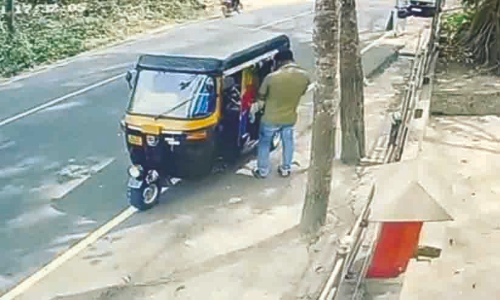 പൊ​ന്നു​മോ​ളോ​ട് സം​സാ​രി​ച്ചു നി​ൽ​ക്ക​വേ പാ​ഞ്ഞ​ടു​ത്ത് ലോ​റി...