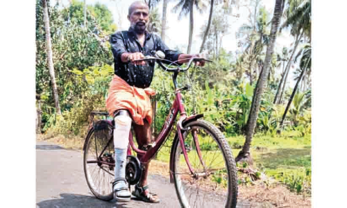 സ്നേഹത്തണലിന്‍റെ സാന്ത്വനത്തിൽ രമേഷിന് ഇനി സൈക്കിൾ ചവിട്ടാം