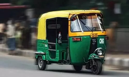 ഓട്ടോയിൽ പുകവലിക്കുന്നതിനെ എതിർത്തതിന് ഗുഡ്ഗാവിൽ യുവതിക്ക് മർദനം