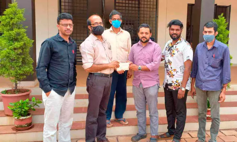 അധ്യാപികക്ക് ചികിത്സ സഹായവുമായി പൂർവ വിദ്യാർഥികൾ അധ്യാപികക്ക് ചികിത്സ സഹായവുമായി പൂർവ വിദ്യാർഥികൾ