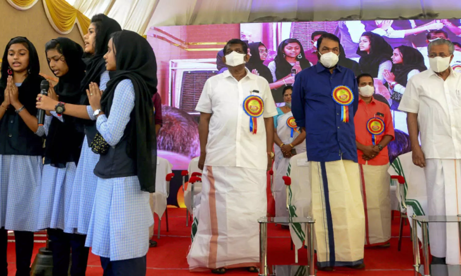 മുഖ്യമന്ത്രിയുടെ വേദിയിൽ ഹിജാബ് ധരിച്ച് പ്രാർഥനഗീതവുമായി വിദ്യാർഥികൾ