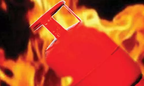 ഹംദാന്‍ സ്ട്രീറ്റില്‍ പാചകവാതക സിലിണ്ടര്‍ പൊട്ടിത്തെറിച്ച് തീപിടിത്തം