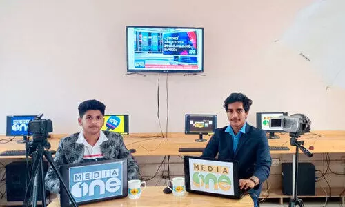 മീഡിയവൺ വിലക്ക്: സ്കൂൾ സ്റ്റുഡിയോയിൽ പ്രതിഷേധ വാർത്ത വായനയുമായി വിദ്യാർഥികൾ