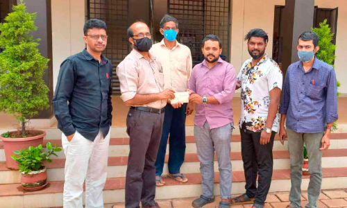 അധ്യാപികക്ക് ചികിത്സ സഹായവുമായി പൂർവ വിദ്യാർഥികൾ അധ്യാപികക്ക് ചികിത്സ സഹായവുമായി പൂർവ വിദ്യാർഥികൾ