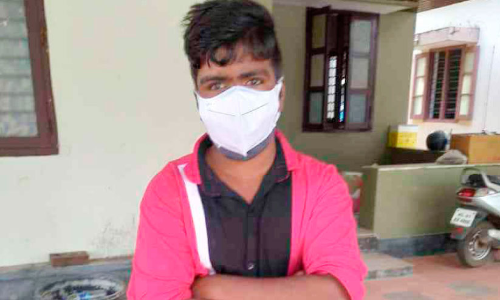 ജോലി തേടിയലഞ്ഞ് തളർന്നു വീണു; കാർത്തികിന് രക്ഷയായി പൊലീസ് ജോലി തേടിയലഞ്ഞ് തളർന്നു വീണു; കാർത്തികിന് രക്ഷയായി പൊലീസ്