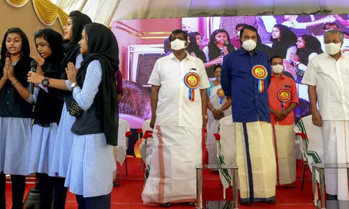 മുഖ്യമന്ത്രിയുടെ വേദിയിൽ ഹിജാബ് ധരിച്ച് പ്രാർഥനഗീതവുമായി വിദ്യാർഥികൾ