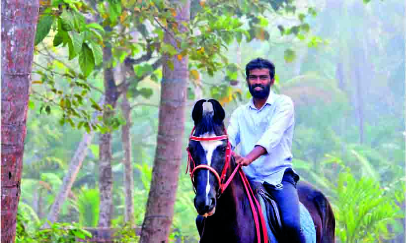 ഈ അധ്യാപകൻ പൊളിയാണ്; വരവ് കുതിരപ്പുറത്ത് ഈ അധ്യാപകൻ പൊളിയാണ്; വരവ് കുതിരപ്പുറത്ത്