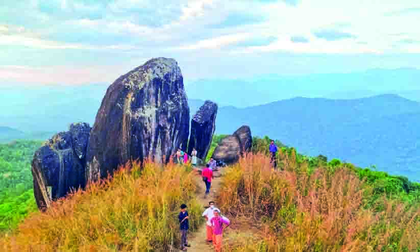 കാഴ്ചകൾക്ക് മാമലകൾ സാക്ഷി... കോടമഞ്ഞിൽ മൂടിപ്പുതച്ച് സഞ്ചാരികളെ മാടിവിളിച്ച് തിരുനെറ്റിക്കല്ല് കാഴ്ചകൾക്ക് മാമലകൾ സാക്ഷി... കോടമഞ്ഞിൽ മൂടിപ്പുതച്ച് സഞ്ചാരികളെ മാടിവിളിച്ച് തിരുനെറ്റിക്കല്ല്