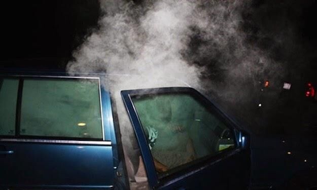 പുക ശ്വസിച്ച് ഡ്രൈവർ അവശനായി, നിയന്ത്രണം വിട്ട കാർ കൈവരിയിലിടിച്ചു; രക്ഷകനായി ബസ് കണ്ടക്ടർ