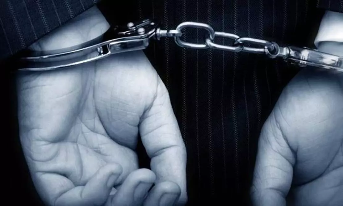 സ്ഥിരം മോഷ്ടാക്കളെ പിടികൂടാൻ വേഷപ്രച്ഛന്നരായി മുംബൈ പൊലീസ് സ്ഥിരം മോഷ്ടാക്കളെ പിടികൂടാൻ വേഷപ്രച്ഛന്നരായി മുംബൈ പൊലീസ്