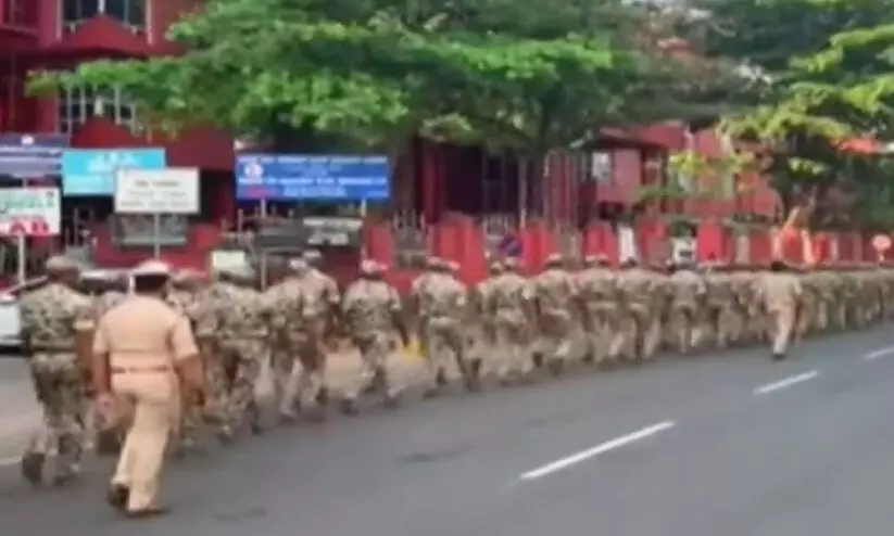 ഹിജാബ് വിവാദം: ഉഡുപ്പിയിൽ സുരക്ഷാ സേനയുടെ ഫ്ലാഗ് മാർച്ച് ഹിജാബ് വിവാദം: ഉഡുപ്പിയിൽ സുരക്ഷാ സേനയുടെ ഫ്ലാഗ് മാർച്ച്