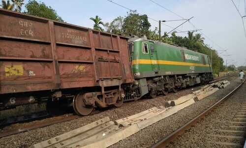 പുതുക്കാട് ചരക്ക് തീവണ്ടി പാളംതെറ്റി; തൃശൂർ- എറണാകുളം റൂട്ടിൽ ഗതാഗതം തടസപ്പെട്ടു
