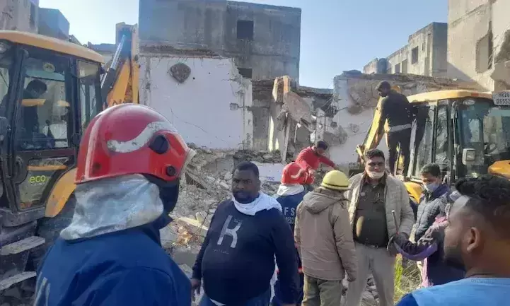 ഡൽഹിയിൽ നാലുനില വീട് തകർന്ന് വീണു​; അഞ്ച് പേർ കുടുങ്ങിക്കിടക്കുന്നു