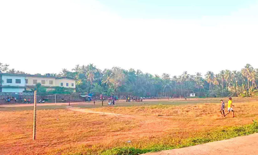 സ്കൂൾ മൈതാനത്ത് കെട്ടിട നിർമാണം: പ്രതിഷേധം ശക്തം