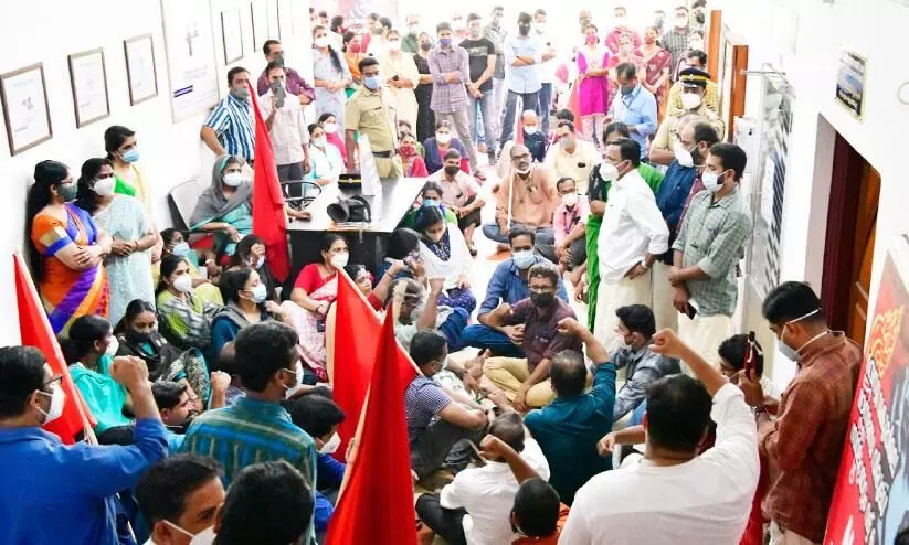 റവന്യൂ വകുപ്പിലെ കൂട്ട സ്ഥലംമാറ്റം; എൻ.ജി.ഒ യൂനിയൻ കലക്ടറെ ഘെരാവോ ചെയ്തു റവന്യൂ വകുപ്പിലെ കൂട്ട സ്ഥലംമാറ്റം; എൻ.ജി.ഒ യൂനിയൻ കലക്ടറെ ഘെരാവോ ചെയ്തു