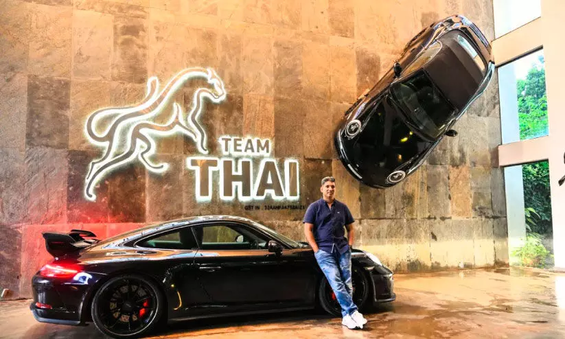 ആഡംബര കാർ​ ആദരപൂർവം ഭിത്തിയിൽ