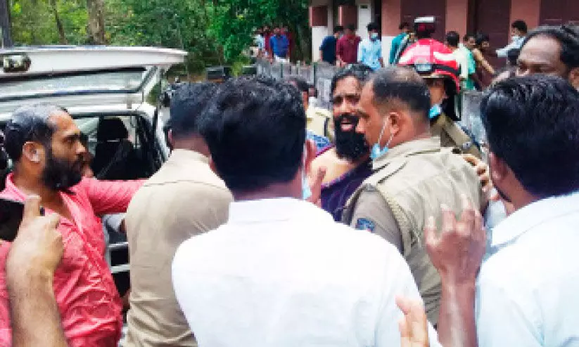 മാനസിക വെല്ലുവിളി നേരിടുന്ന യുവാവിന്റെ ആത്മഹത്യ ഭീഷണി; മുള്‍മുനയിലായി നാട്