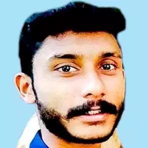 കാറിൽ തട്ടിയ സ്കൂട്ടർ ടിപ്പർലോറിയുടെ അടിയിൽപെട്ട്​ യുവാവ്​ മരിച്ചു