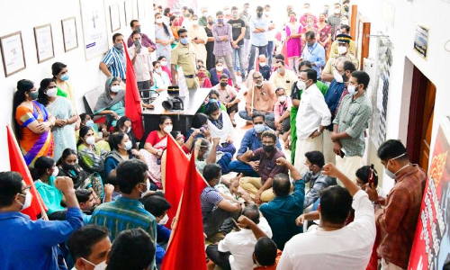 റവന്യൂ വകുപ്പിലെ കൂട്ട സ്ഥലംമാറ്റം; എൻ.ജി.ഒ യൂനിയൻ കലക്ടറെ ഘെരാവോ ചെയ്തു റവന്യൂ വകുപ്പിലെ കൂട്ട സ്ഥലംമാറ്റം; എൻ.ജി.ഒ യൂനിയൻ കലക്ടറെ ഘെരാവോ ചെയ്തു