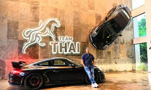 ആഡംബര കാർ​ ആദരപൂർവം ഭിത്തിയിൽ