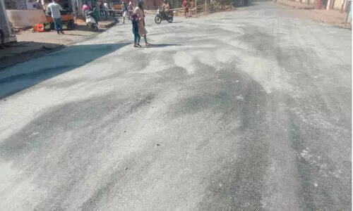 ടാറിങ്ങിന് പിന്നാലെ റോഡ് തകർന്നു; പ്രതിഷേധവുമായി നാട്ടുകാർ