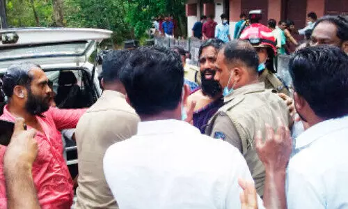 മാനസിക വെല്ലുവിളി നേരിടുന്ന യുവാവിന്റെ ആത്മഹത്യ ഭീഷണി; മുള്‍മുനയിലായി നാട്