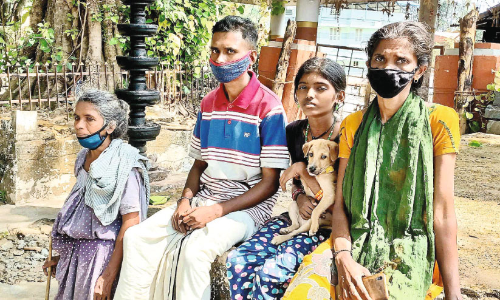 വീ​ട് അ​ടി​ച്ചു​ത​ക​ർ​ത്ത് പു​റ​ത്താ​ക്കി; കു​ടും​ബം മൂ​ന്നു ദി​വ​സ​മാ​യി തെ​രു​വി​ൽ